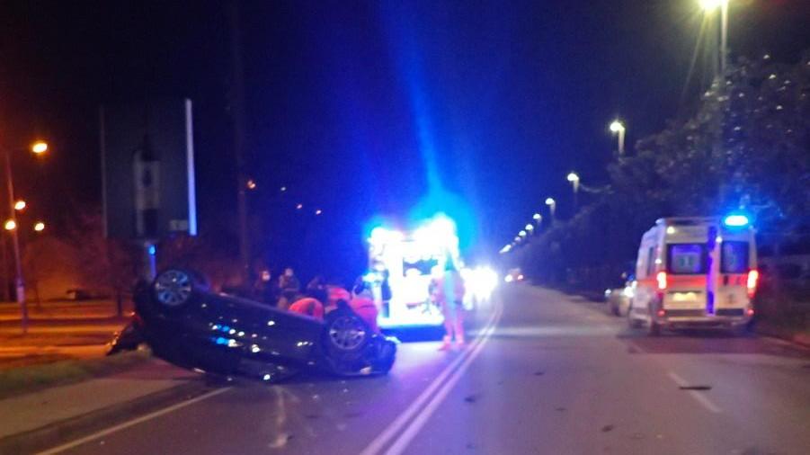 Scontro in via Monnet, grave un giovane nell’auto ribaltata