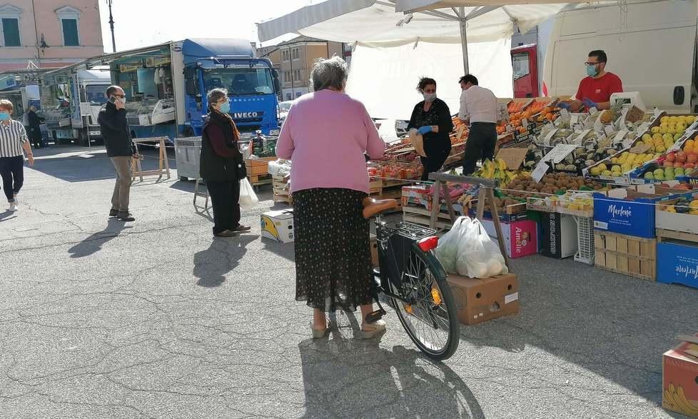 Mercati riaperti... e proteste «A Comacchio così non va» 