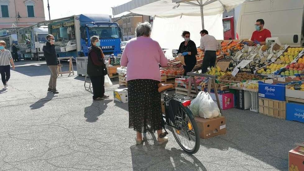 Mercati riaperti... e proteste «A Comacchio così non va»