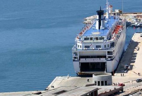 Le raffiche di vento fermano i traghetti 