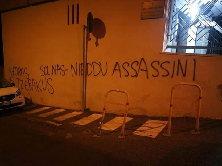 Le scritte davanti a Villa Devoto