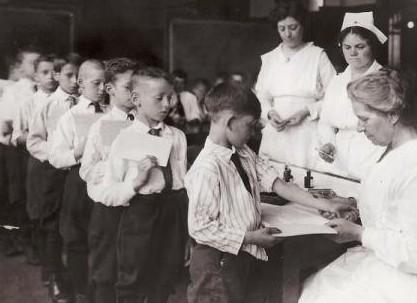 La vaccinazione dei bambini all’inizio del Novecento
