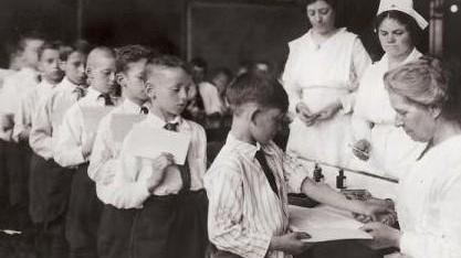 La vaccinazione dei bambini all’inizio del Novecento