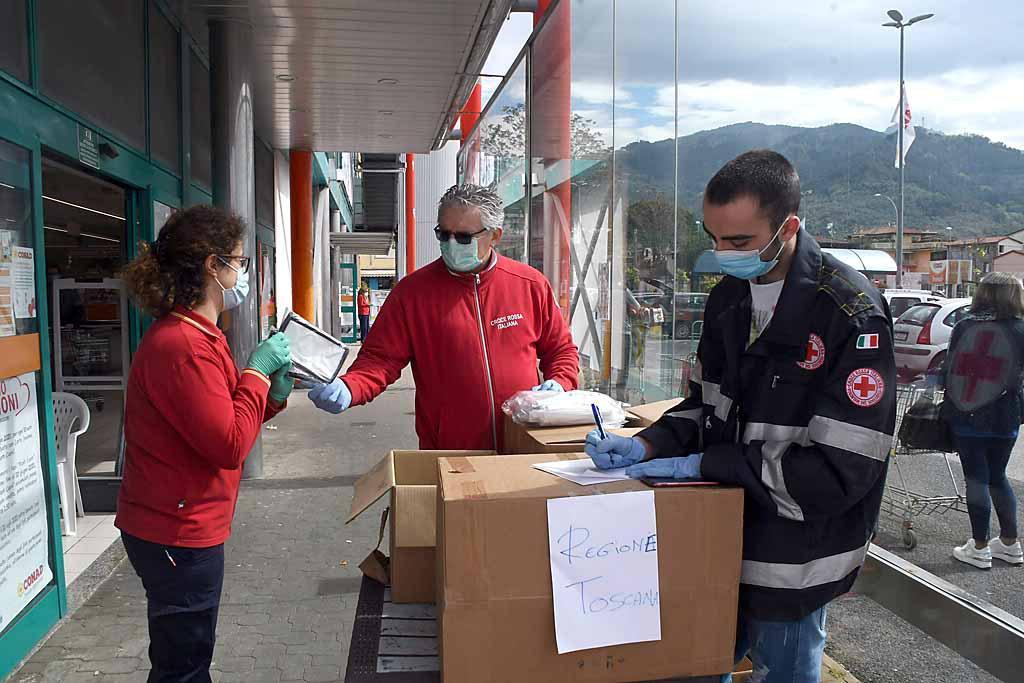 Massa, via alla mascherine gratis: i giorni per il ritiro e il calendario per cognomi 