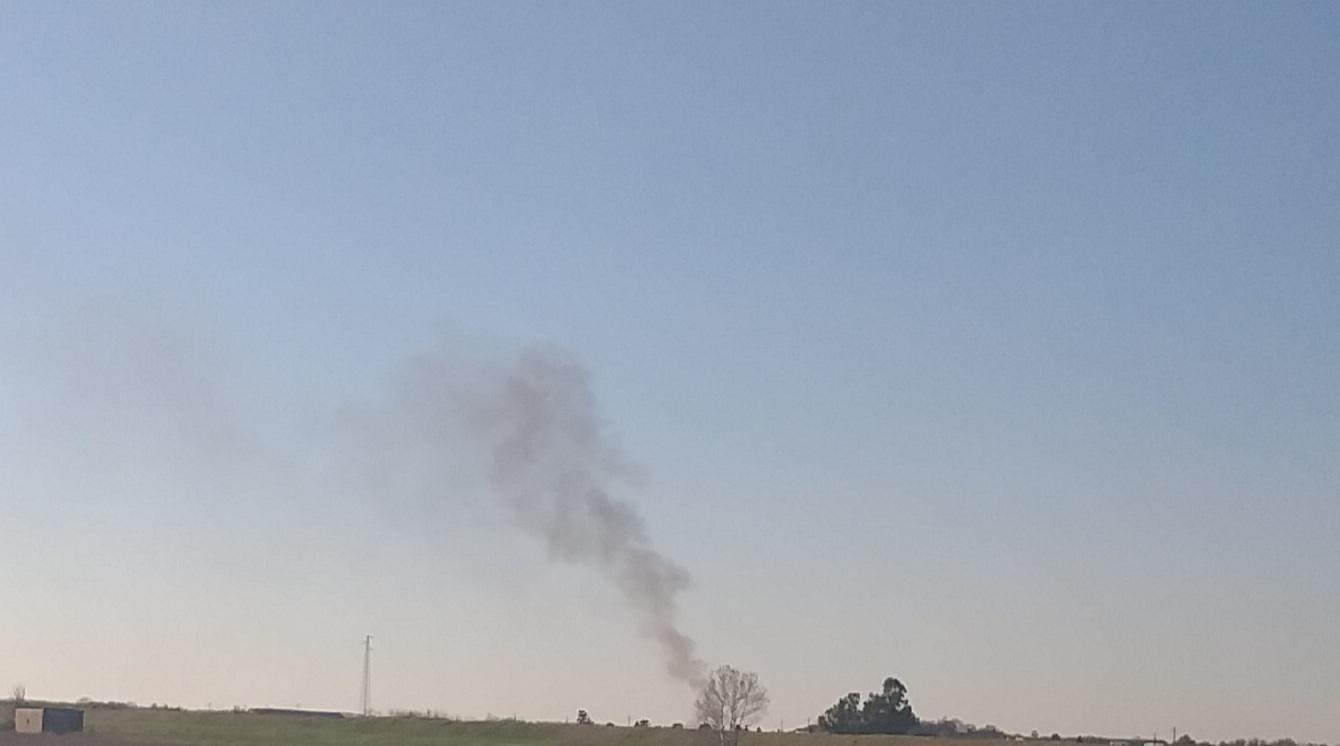 Auto a fuoco sull'A12 poco prima di Livorno: densa colonna di fumo nero