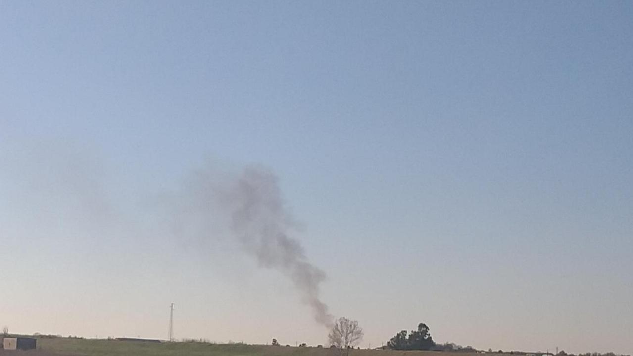 Auto a fuoco sull'A12 poco prima di Livorno: densa colonna di fumo nero
