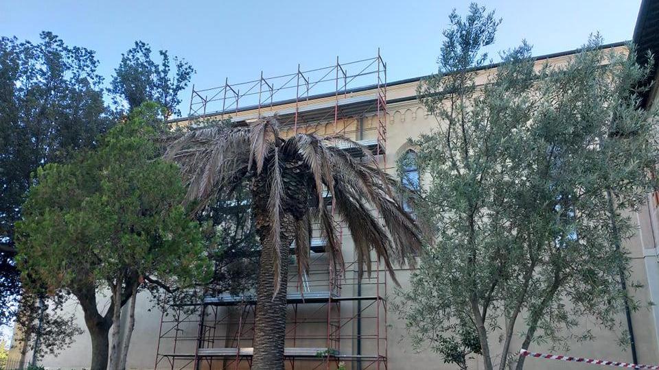 Sempre transenne per i lavori di sistemazione del tetto alla chiesa dell’Immacolata