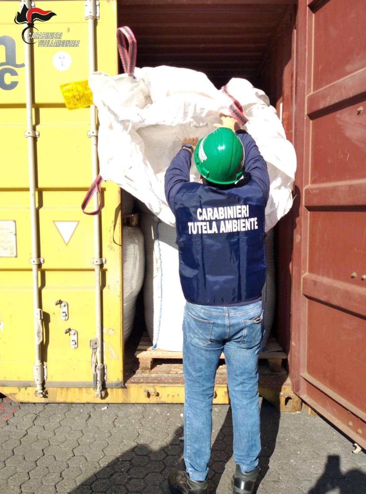 Cagliari, due container carichi di rifiuti plastici sequestrati al porto 