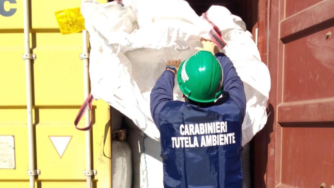 Cagliari, due container carichi di rifiuti plastici sequestrati al porto 