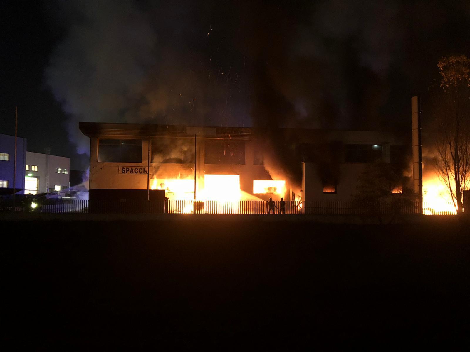 L'incendio al Terrafino (foto agenzia Carlo Sestini)