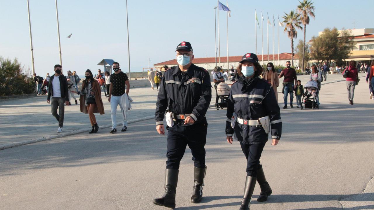 Boom di contagi dopo il weekend di libertà, ma i sindaci sono scettici