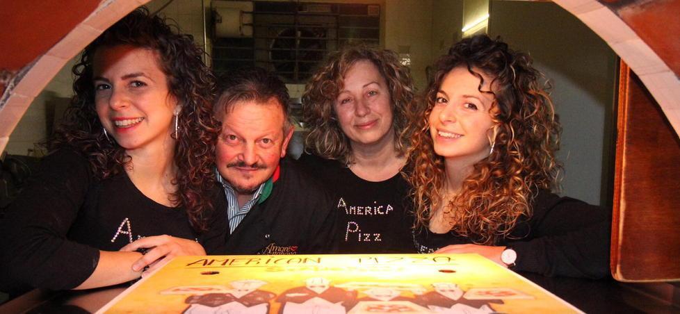 Sara Macaluso coi genitori Mario e Donatella e la sorella Serena (foto Batavia)
