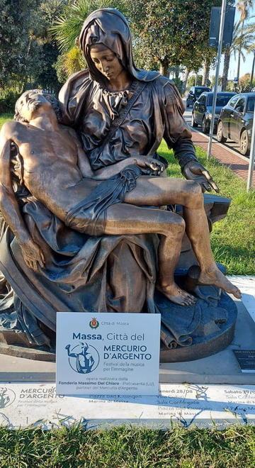 Targa sulle statue in bronzo della Fonderia Del Chiaro 