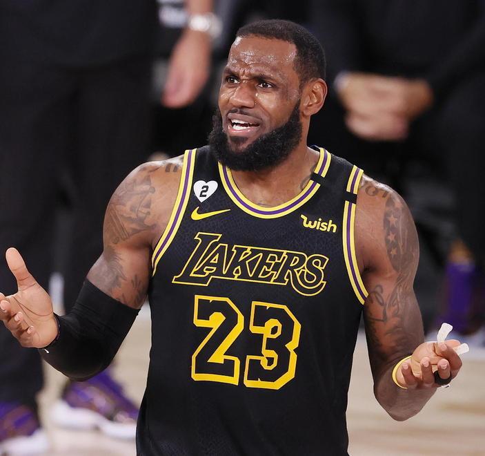 Cantiere Lakers, ma LeBron James alza il pollice: il mercato è okay