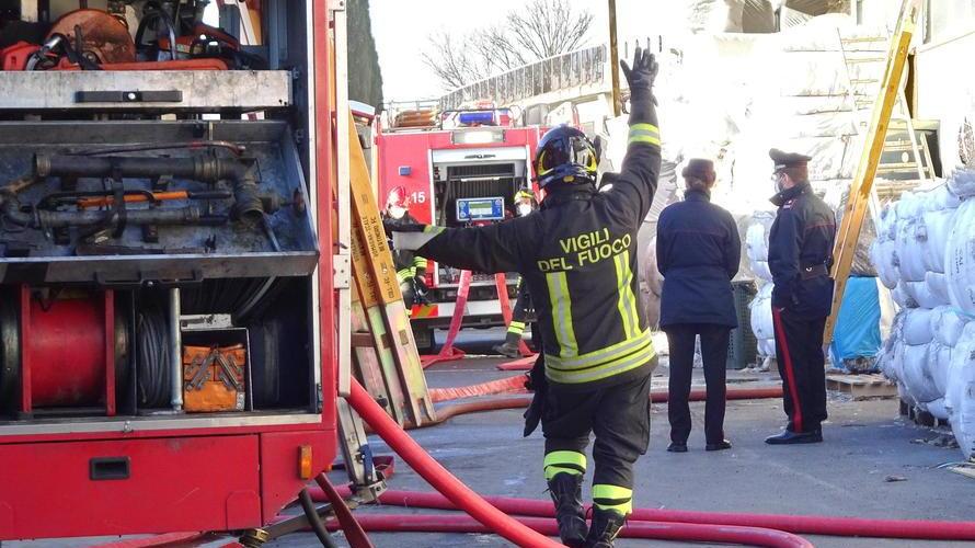 In fiamme macchinario di un’azienda tessile