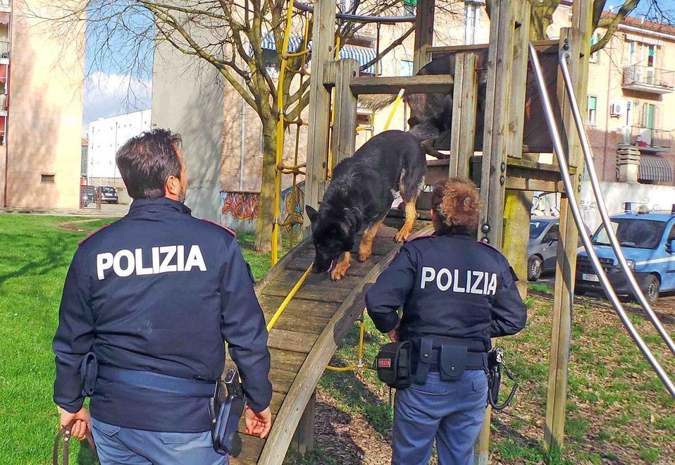 Posti di blocco simulati e Polizia da addestrare sul campo da calcio 