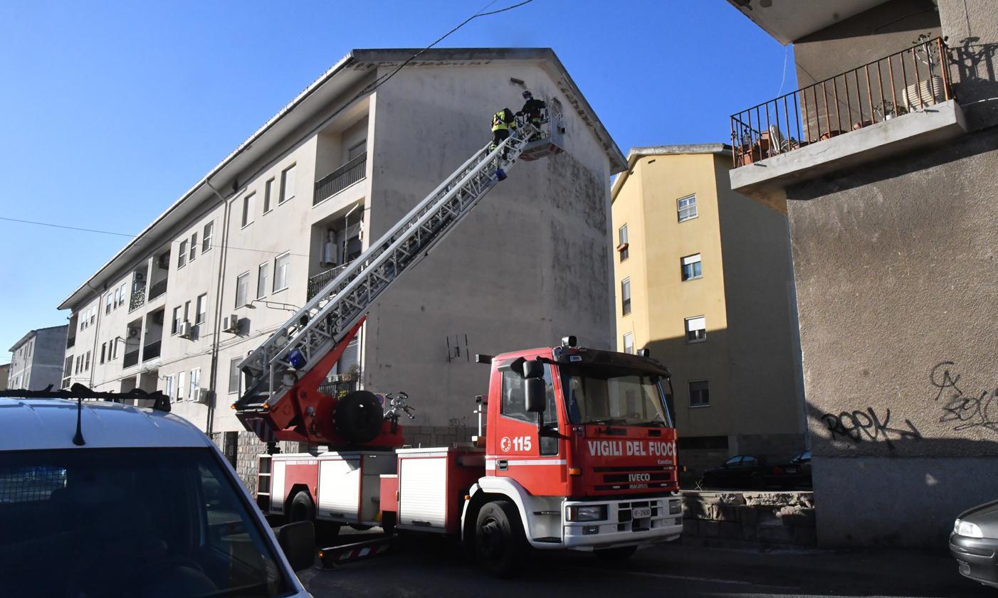 Crollano calcinacci su una macchina