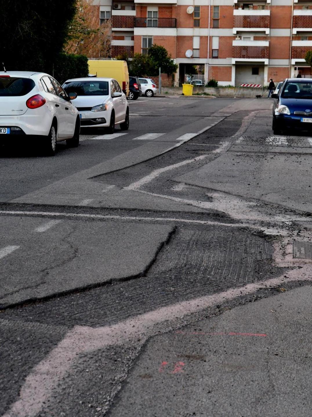 Dopo i lavori nessuno ripara la strada 