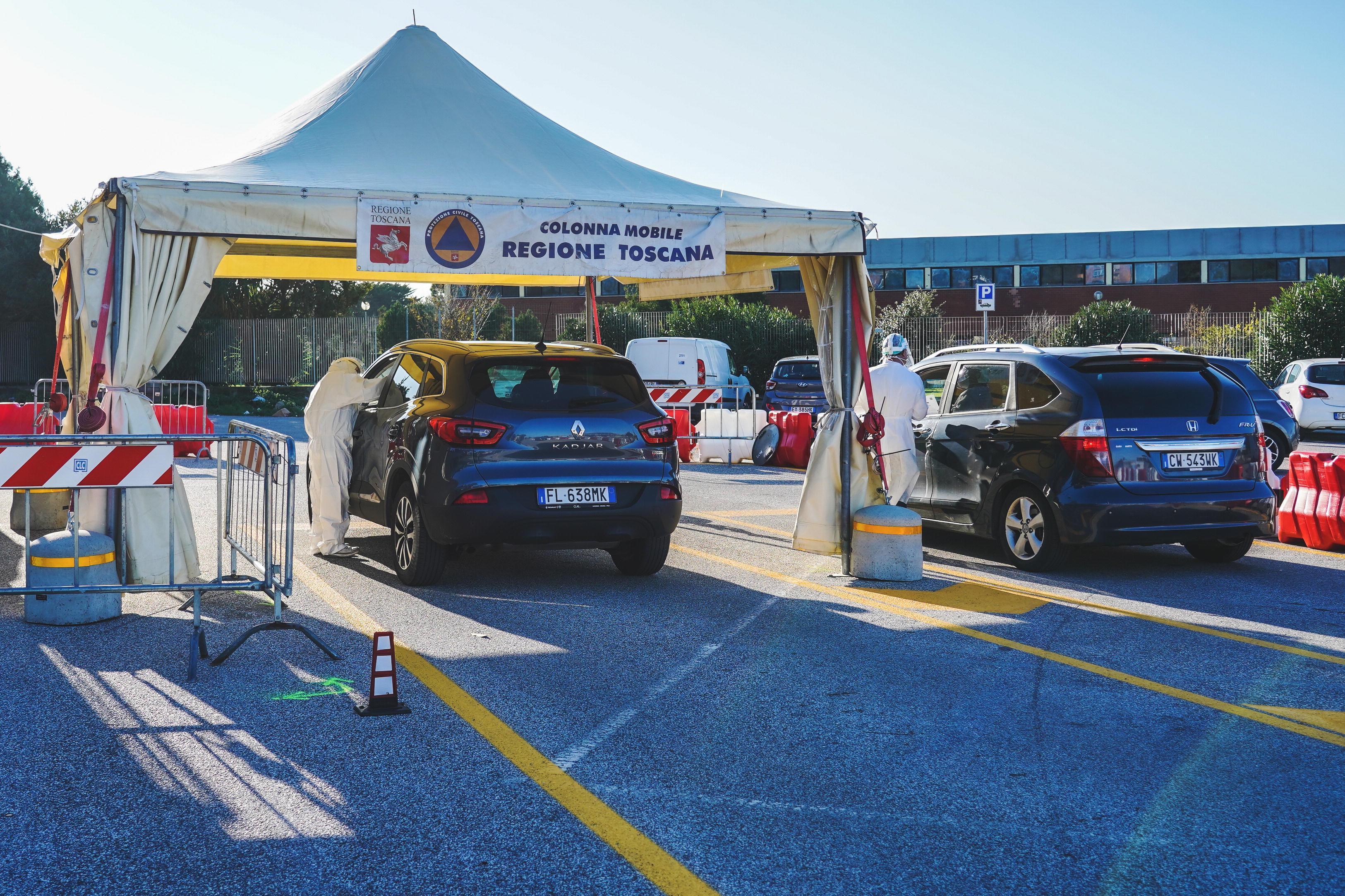 Un pomeriggio al drive-thru di Livorno: «In mezz’ora fatte 24 auto» 