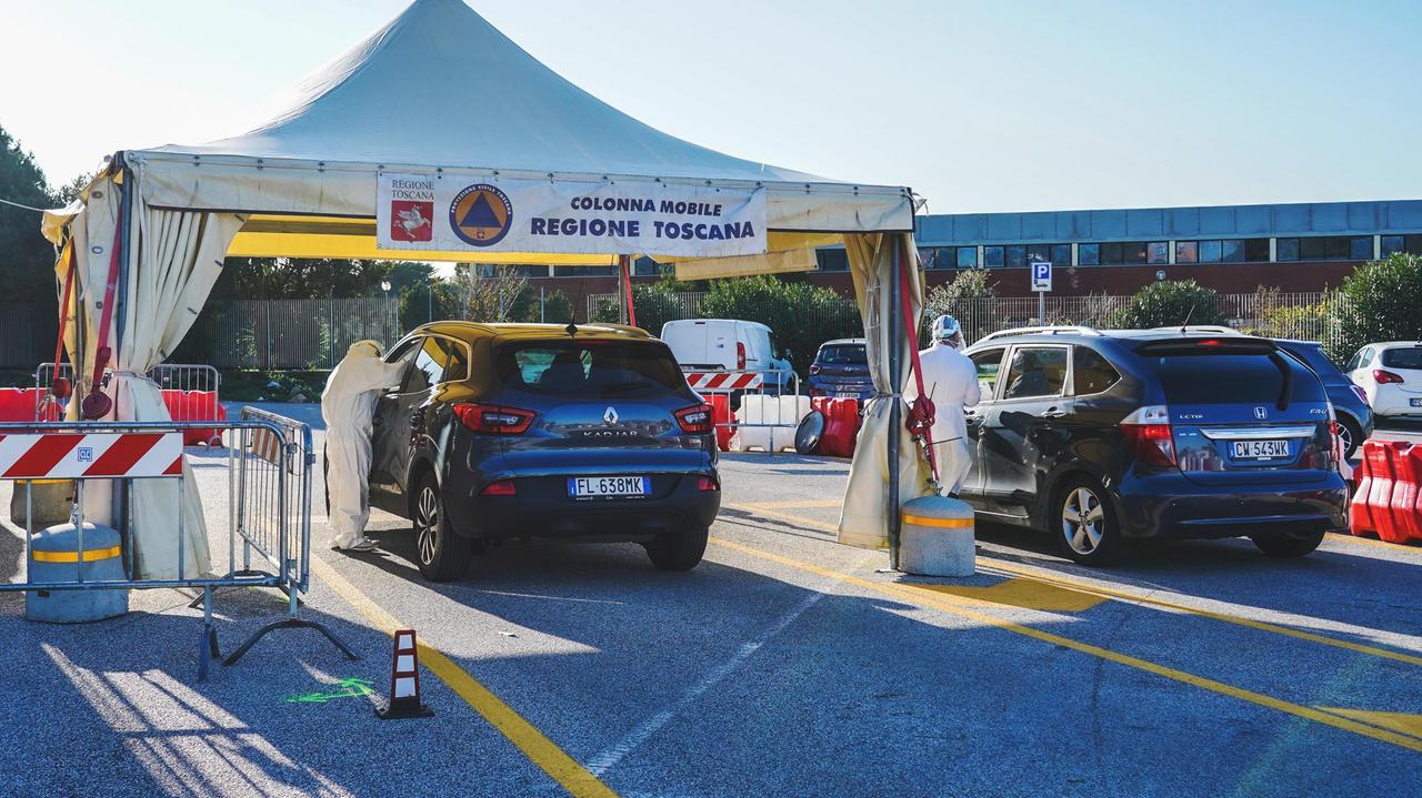 Un pomeriggio al drive-thru di Livorno: «In mezz’ora fatte 24 auto»