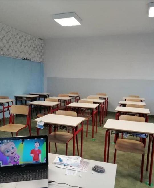 Gli alunni tornano in classe accanto al compagno disabile 
