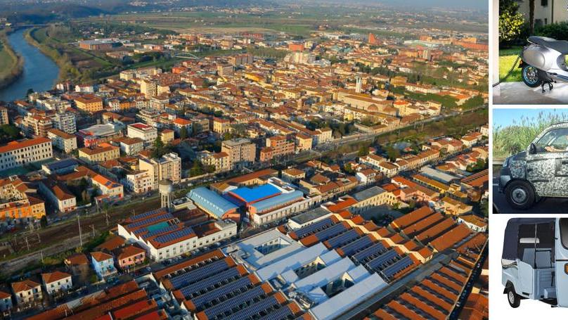 Una veduta dello stabilimento Piaggio di Pontedera e tre veicoli che, per motivi diversi, rappresentano il futuro dell’azienda: dall’alto Vespa Elettrica, il Nuovo Porter e l’Ape Elettrica
