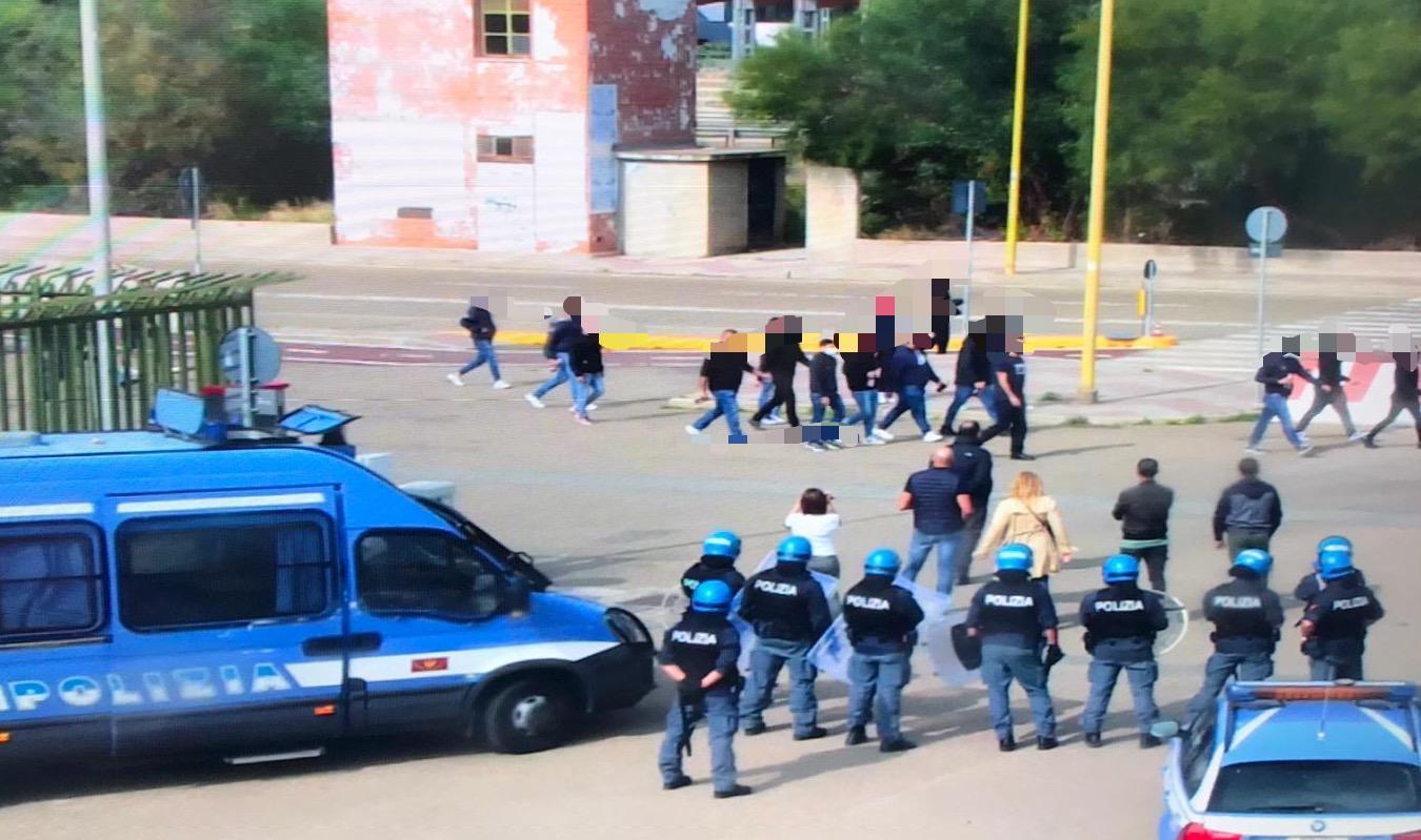 Fumogeni durante la gara Cagliari-Crotone: Daspo dai 2 ai 6 anni per venti Sconvolts