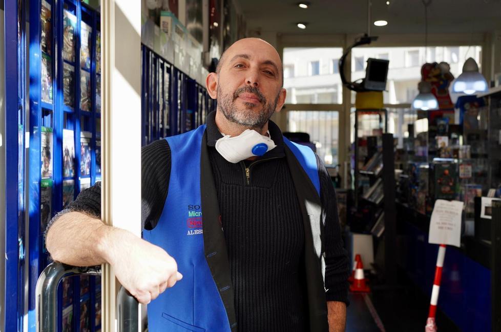 Alessandro Quercioli con la vetrata della porta rotta (foto Marzi)