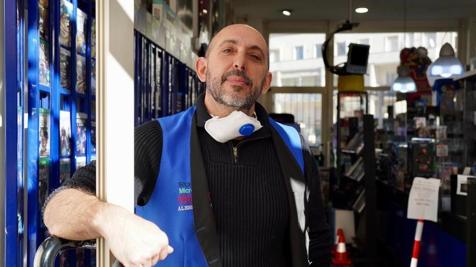 Alessandro Quercioli con la vetrata della porta rotta (foto Marzi)
