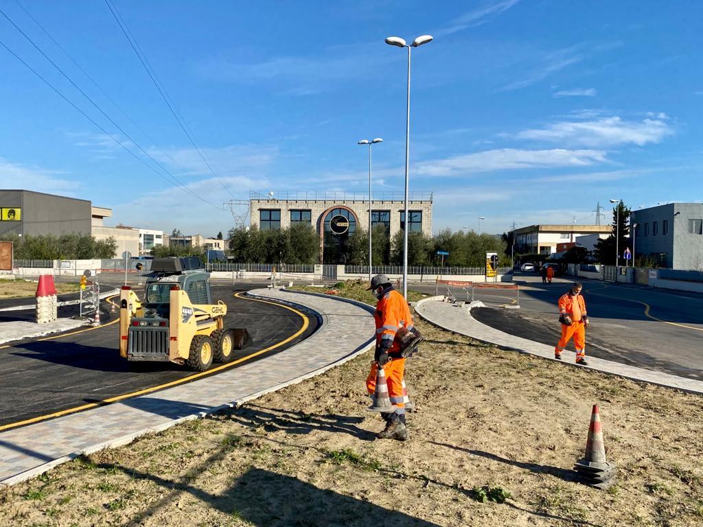 Lavori in corsi alla rotatoria nella zona Carraia