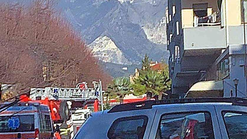 Due giorni sola in casa con il figlio morto, l’anziana soccorsa dai vigili del fuoco