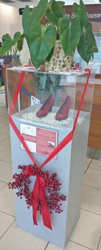 Le scarpe rosse esposte davanti all'ospedale San Giuseppe nella giornata contro la violenza sulle donne