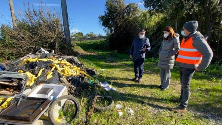 Cumuli di rifiuti a Porta a terra, scatta l’indagine