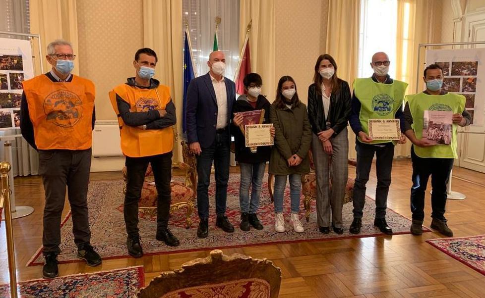 A pesca di rifiuti al moletto dopo una forte mareggiata: il sindaco premia Enrico 