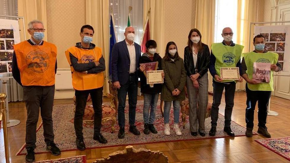 A pesca di rifiuti al moletto dopo una forte mareggiata: il sindaco premia Enrico