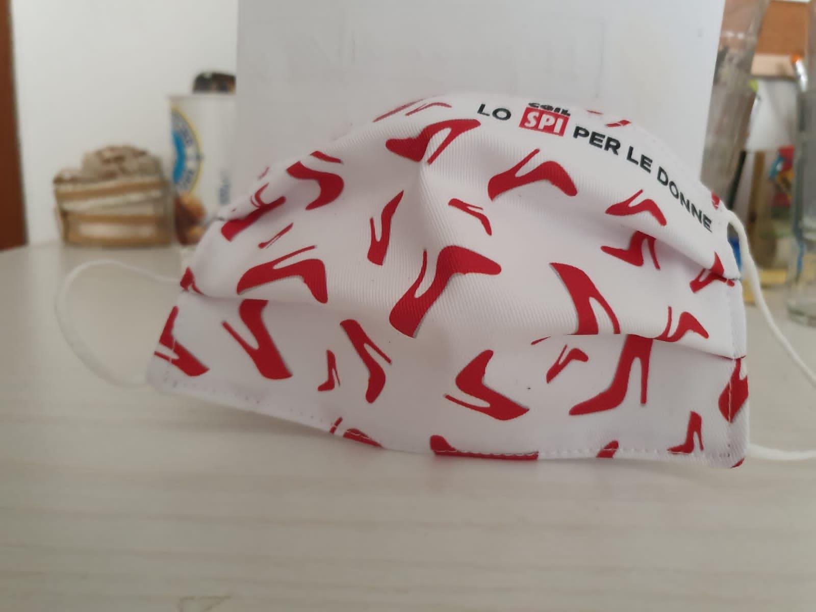 La mascherina con le scarpette rosse che verrà in omaggio alle donne alla Coop di Castelfiorentino