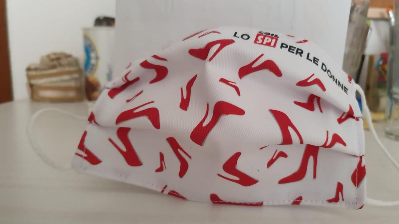 La mascherina con le scarpette rosse che verrà in omaggio alle donne alla Coop di Castelfiorentino