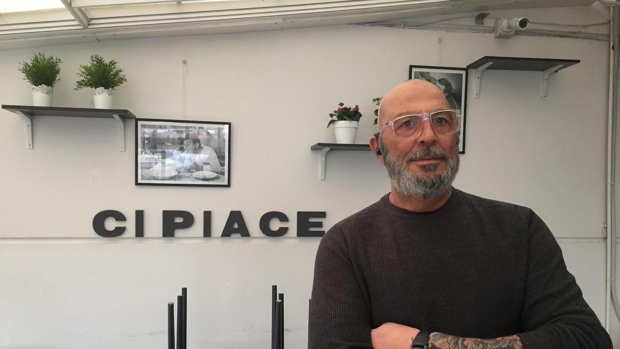 Marco Brucioni nel suo ristorante "Ci Piace" di Porta a Terra