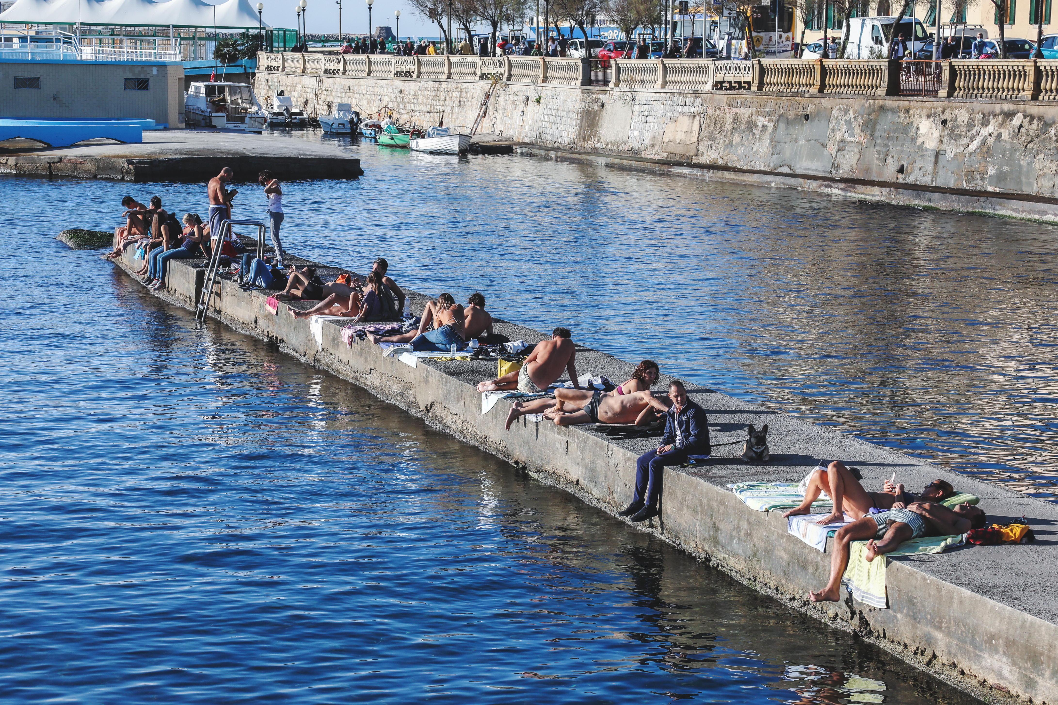 Toscana zona rossa, le regole /7. Il nuoto in mare si può fare. All’annesso agricolo solo il proprietario 