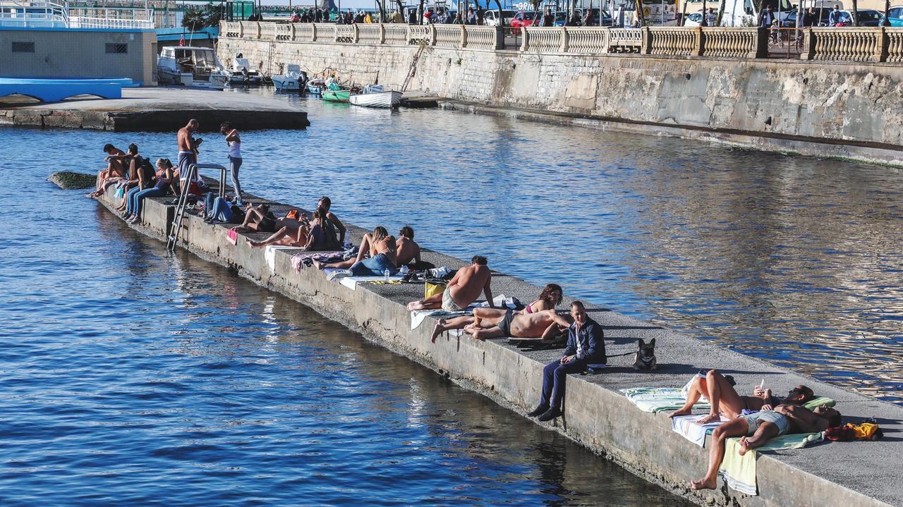Toscana zona rossa, le regole /7. Il nuoto in mare si può fare. All’annesso agricolo solo il proprietario