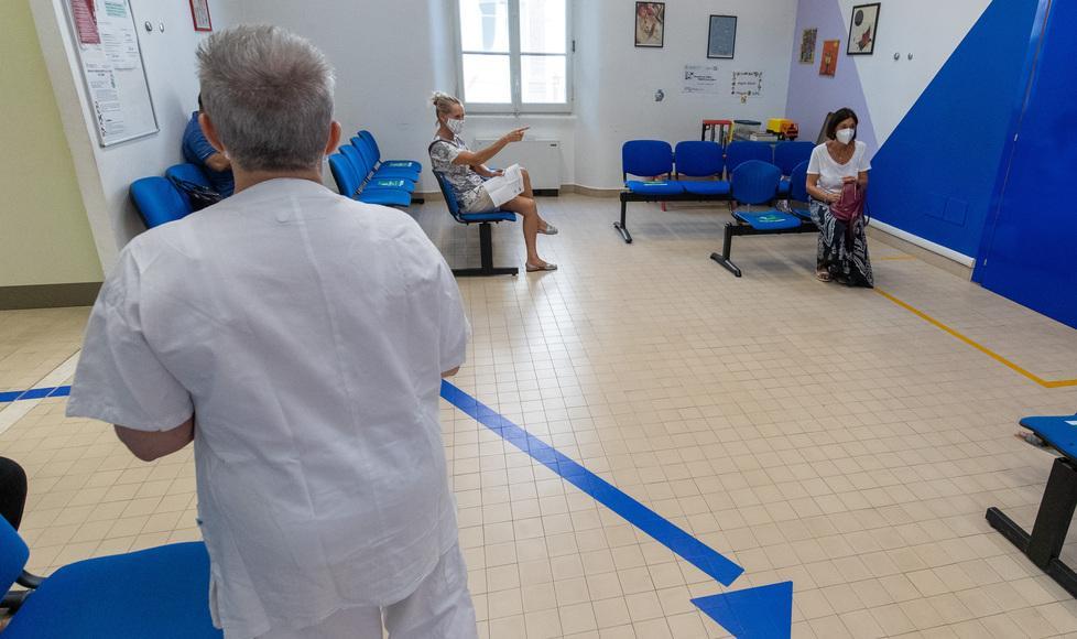 Modena, un positivo in classe? Subito isolata. Tamponi e quarantena: cambiano le regole per le famiglie 