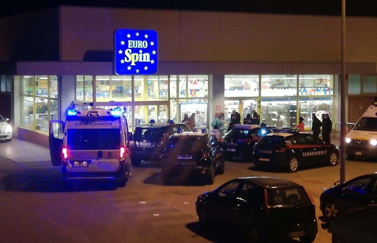 Villacidro, quattro pattuglie dei carabinieri per bloccare un esagitato all'Eurospin 