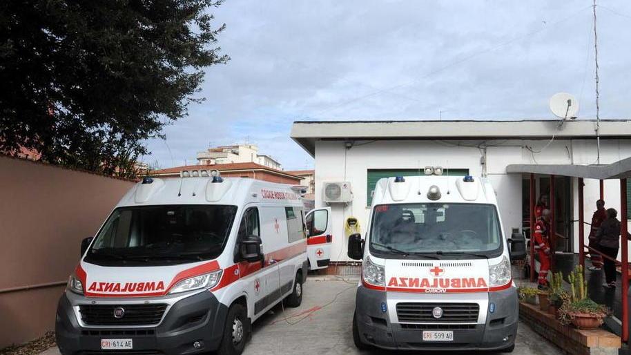 Muore d’infarto mentre cammina su un sentiero