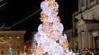 In piazza Cavour un albero di Natale a sfere luminose