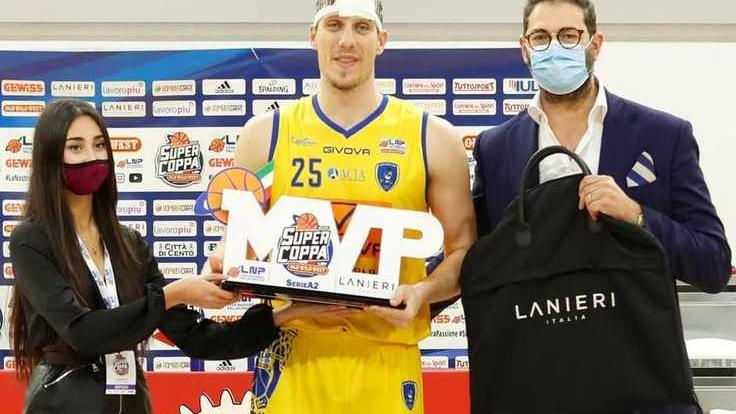 Benvenuti in paradiso Il pivot di Collesalvetti vince la Supercoppa ed è premiato Mvp