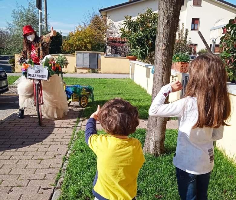 Fiabe “porta a porta” in tempo di Covid