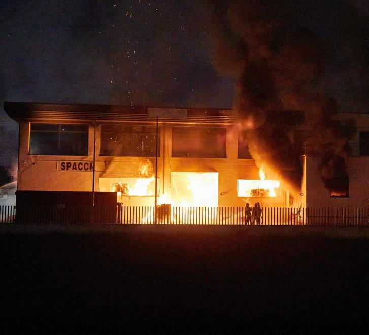 Fumo e fiamme altissime al Terrafino Devastato un capannone industriale 