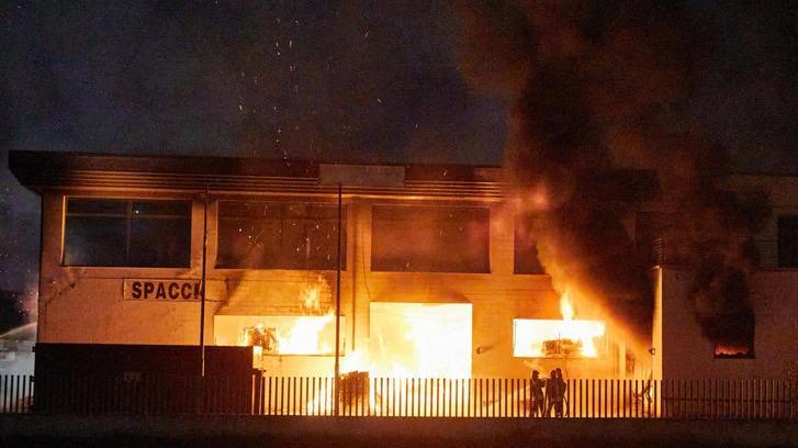 Fumo e fiamme altissime al Terrafino Devastato un capannone industriale