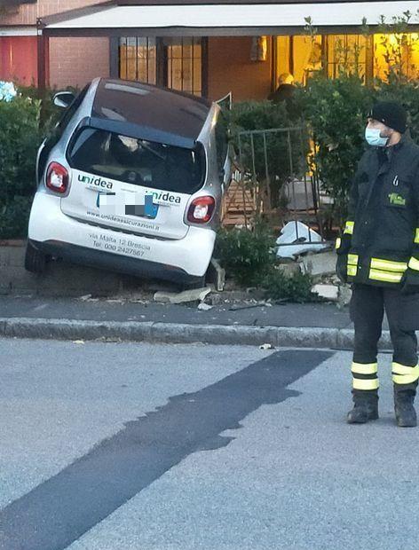 Auto finita nel giardino «Ho perso il controllo per colpa di un gatto»