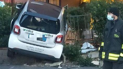 Auto finita nel giardino «Ho perso il controllo per colpa di un gatto»